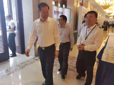 海南省馮忠華副省長(cháng)蒞臨天意機械展位參觀(guān)指導