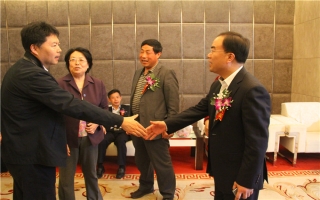 國家發(fā)展改革委資源節約與環(huán)境保護司牛波處長(cháng)（和劉總握手）、全國墻材革新工作委員會(huì )會(huì )長(cháng)滕軍力（女士）