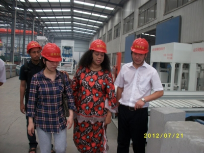 2012.7.21日坦桑尼亞總統夫人來(lái)我公司參觀(guān)指導、洽談合作