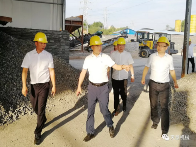 中國循環(huán)經(jīng)濟墻材革新工作委員會(huì )會(huì )長(cháng)暨天意機械董事長(cháng)劉洪彬受邀考察調研湖南企業(yè)