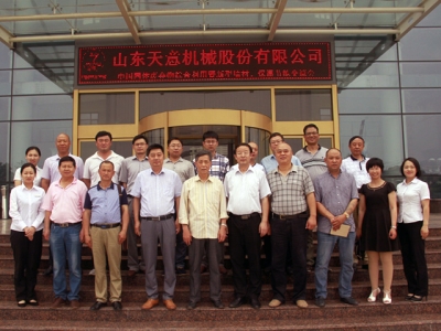 固體廢棄物利用新材料交流會(huì )一行專(zhuān)家領(lǐng)導蒞臨天意參觀(guān)指導