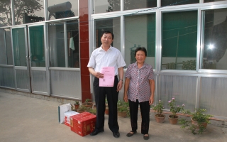 中秋佳節走訪(fǎng)慰問(wèn)職工家屬送祝福