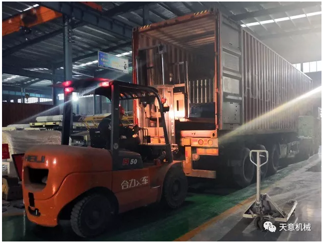 天意機械為柬埔寨客戶(hù)加工生產(chǎn)年產(chǎn)80萬(wàn)平方輕質(zhì)墻板生產(chǎn)線(xiàn)成功裝車(chē)啟運！