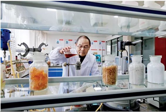 聘用高?？萍既藛T做技術(shù)顧問(wèn)（王勉勵 / 攝影）