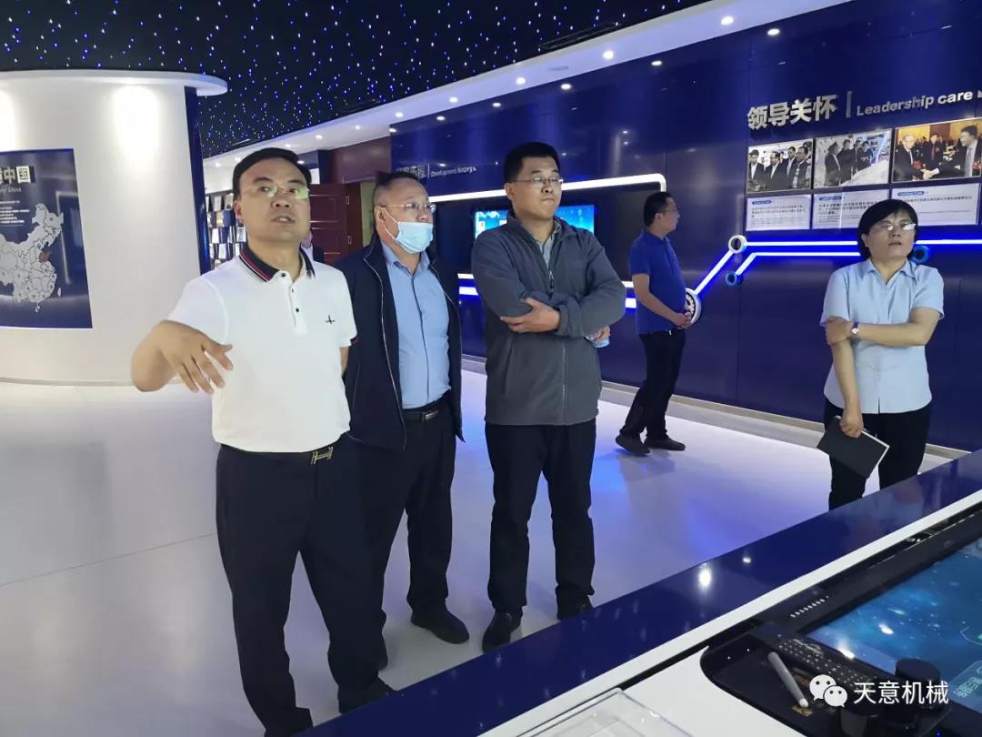 哈爾濱工業(yè)大學(xué)張教授、于教授蒞臨天意機械就智能焊接技術(shù)進(jìn)行交流指導